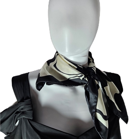 Elegant Black and White Scarf - Picture 1 of 2